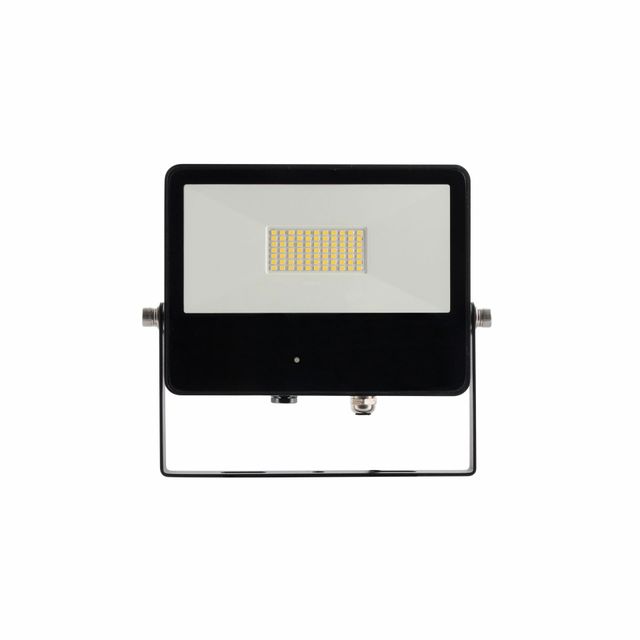 proiettore-sky-50w-luce-naturale-840-beneito-faure-nero-con-sensore-a-microonde-ip65-ik08